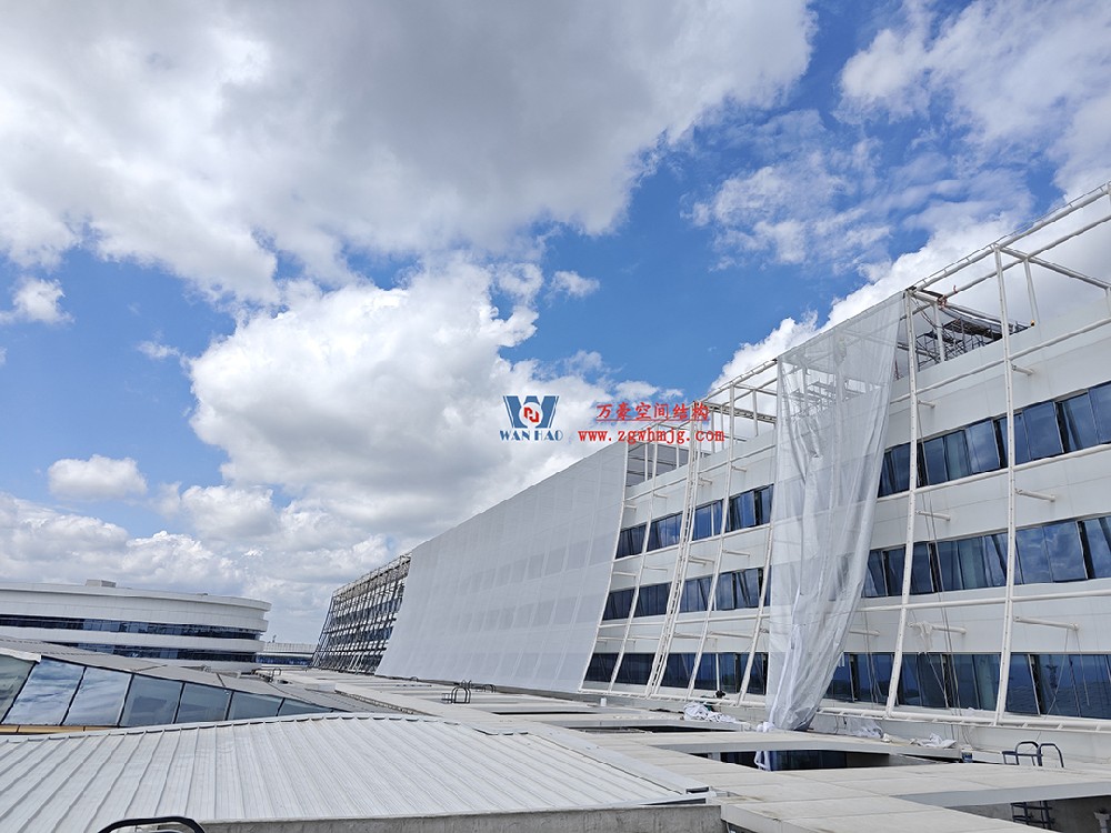 聚焦工程高質量建設，這個網格織物幕墻正在施工安裝中